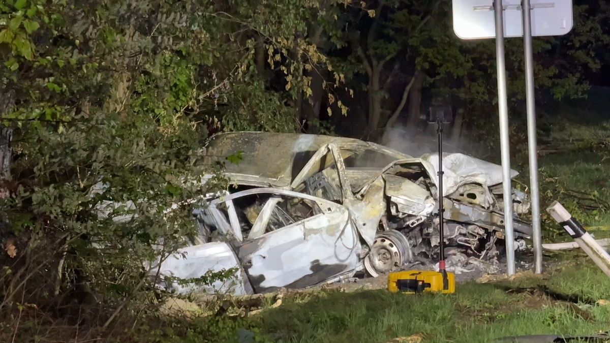 Řidička uhořela v autě při nehodě na okraji Prahy